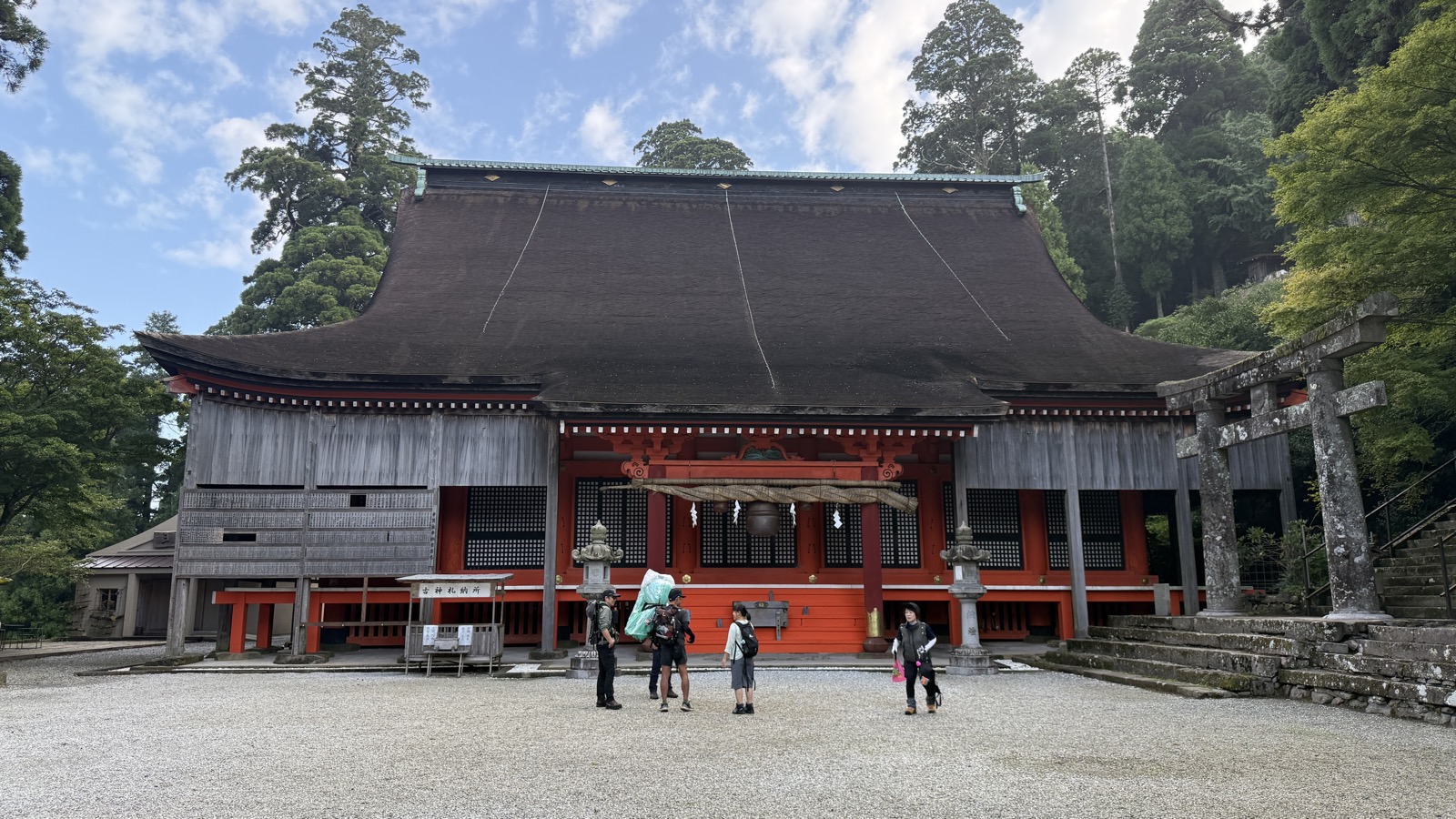 中腹の奉幣殿。ここから本格的な登山道になります